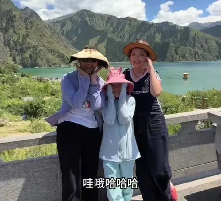 谢浩男妈妈她们到新疆后去了天山天池，风景确实很美，天很蓝水很清。她们家四个孩子，