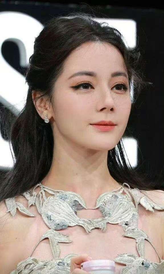 网红小黄豆向迪丽热巴和爱丽丝们道歉，因为在迪丽热巴实习品牌活动时，因座位靠后且热