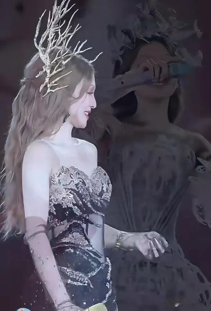 发现张韶涵个人演唱会造型都很浮夸，但是也很好看，感觉她的造型师真的很牛，每次出场