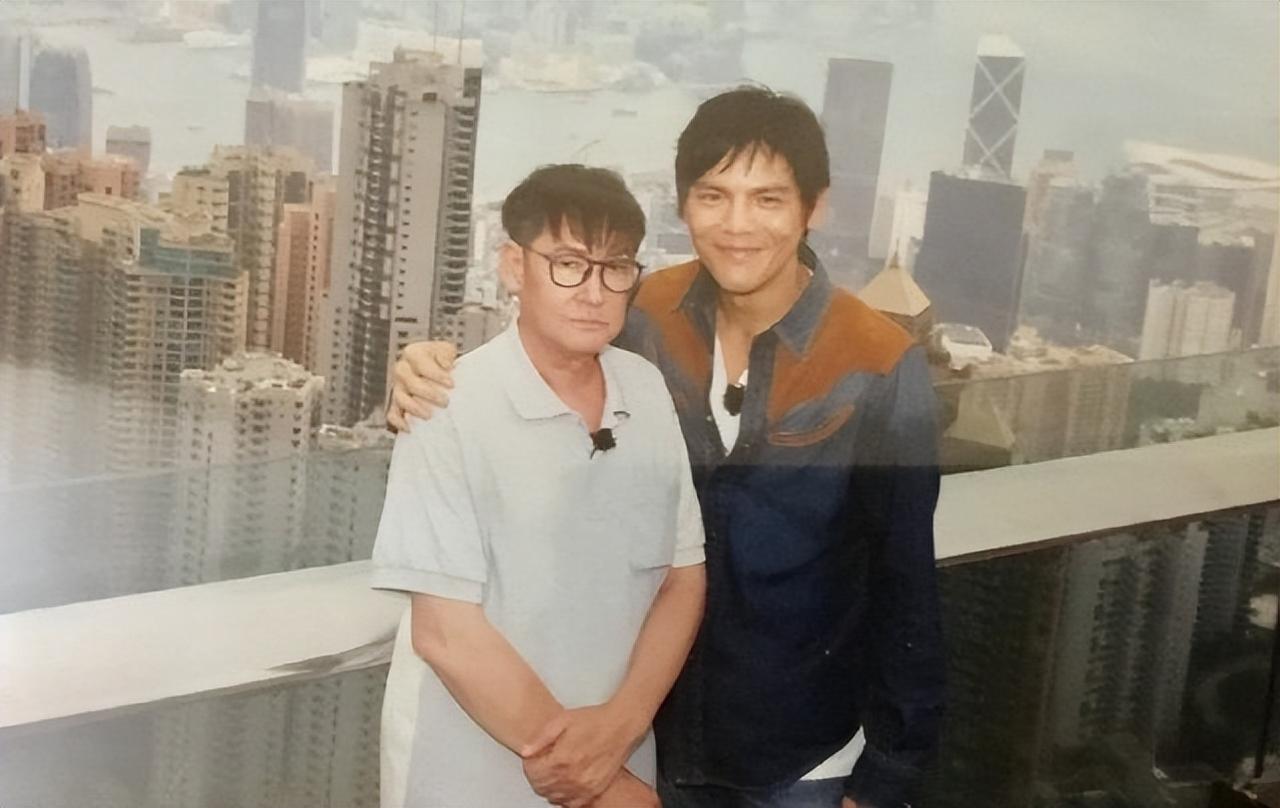 当年向佐颜值还行，郭碧婷嫁给他不亏，毕竟他家有钱人又年轻，关键是他有钱还努力，可
