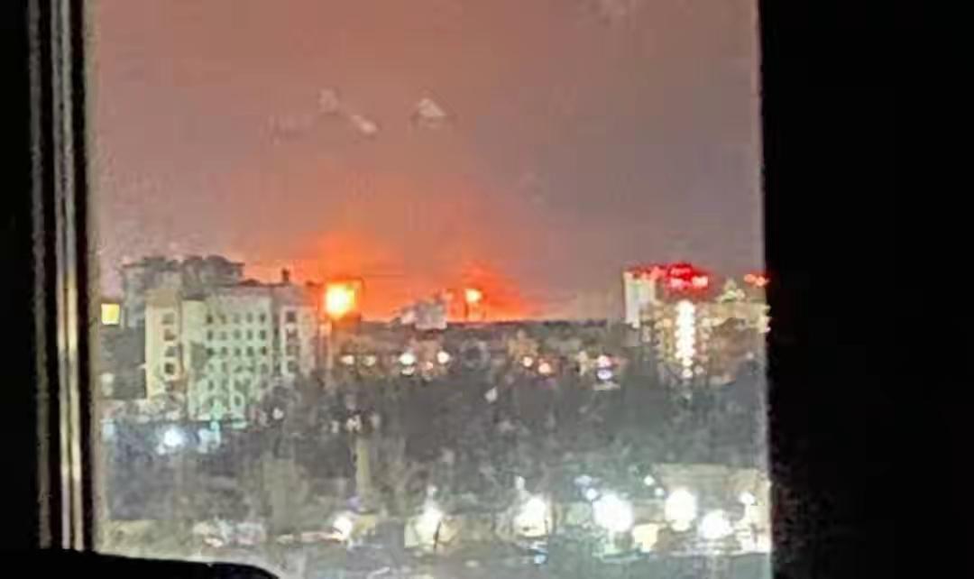 乌军无人机800公里越境突袭，俄炼油厂再陷火海。4月5日，乌克兰武装部队无人