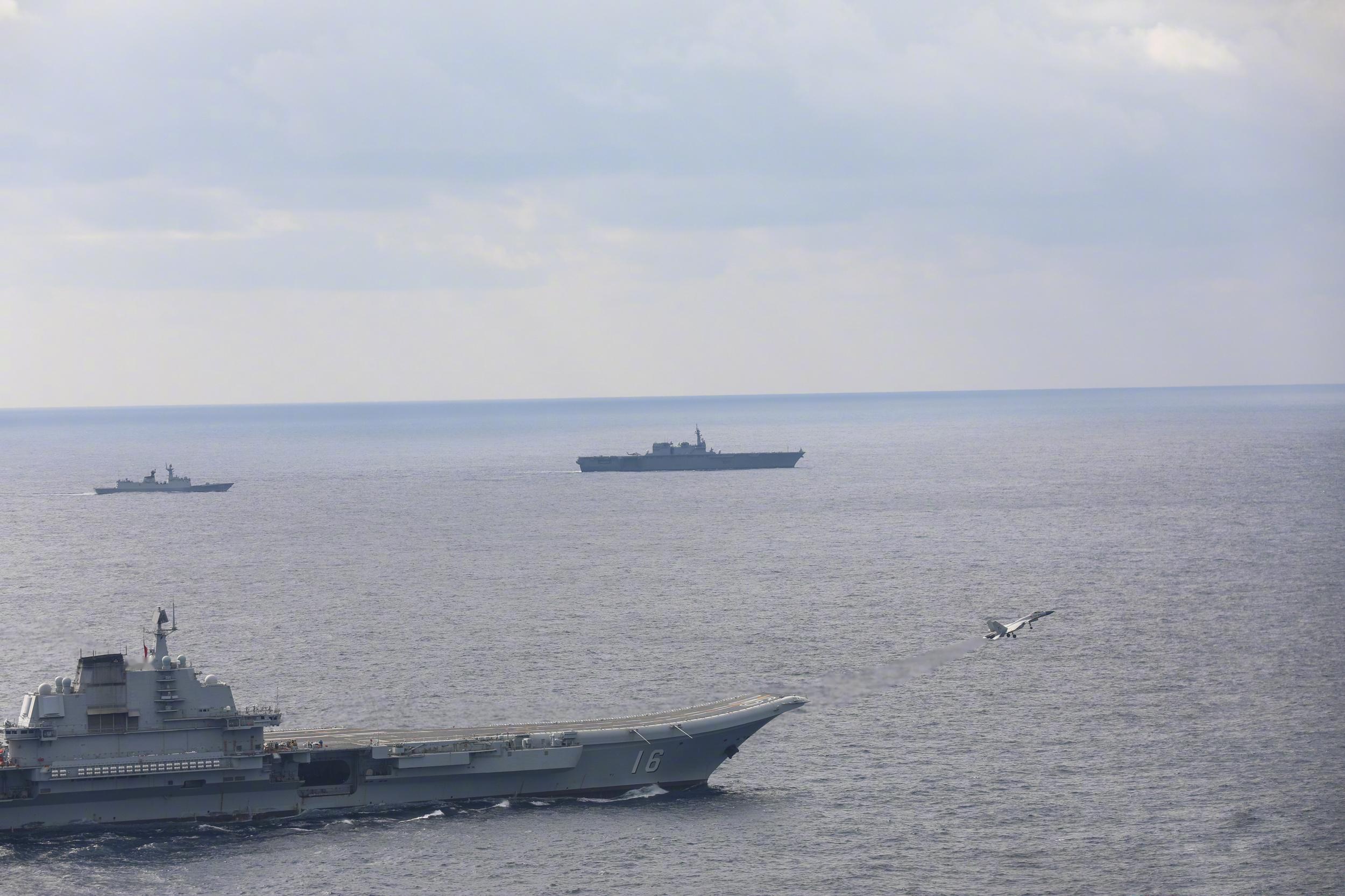 这次，日本是彻底被歼-15机载火控雷达的一通照射给弄破防了。在以前，日本凭借海上