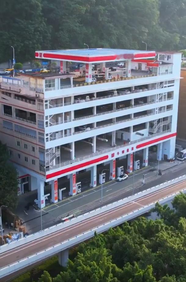 重庆市，一栋楼在楼顶和楼底都有加油站，极大方便了过往车辆加油！楼上的为上面的道路