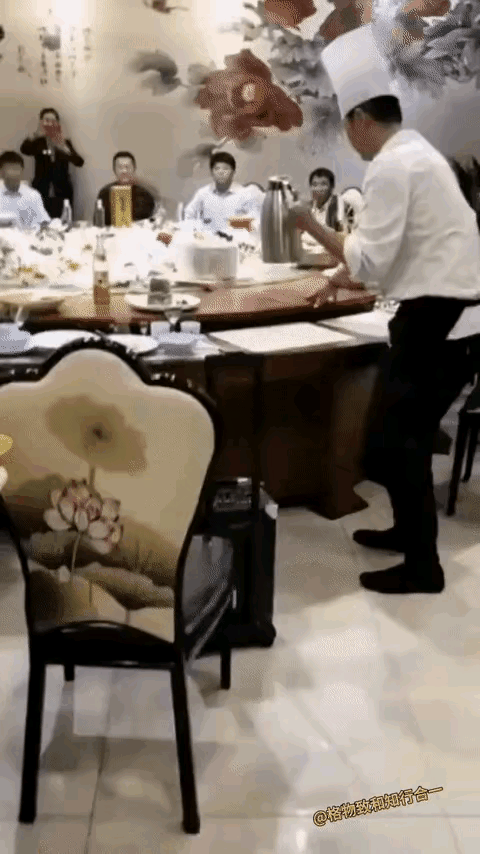 饭店吃饭遇神奇一幕！跟亲戚朋友在饭店聚餐，正吃得热闹，服务员拎着个水壶走过来，晃