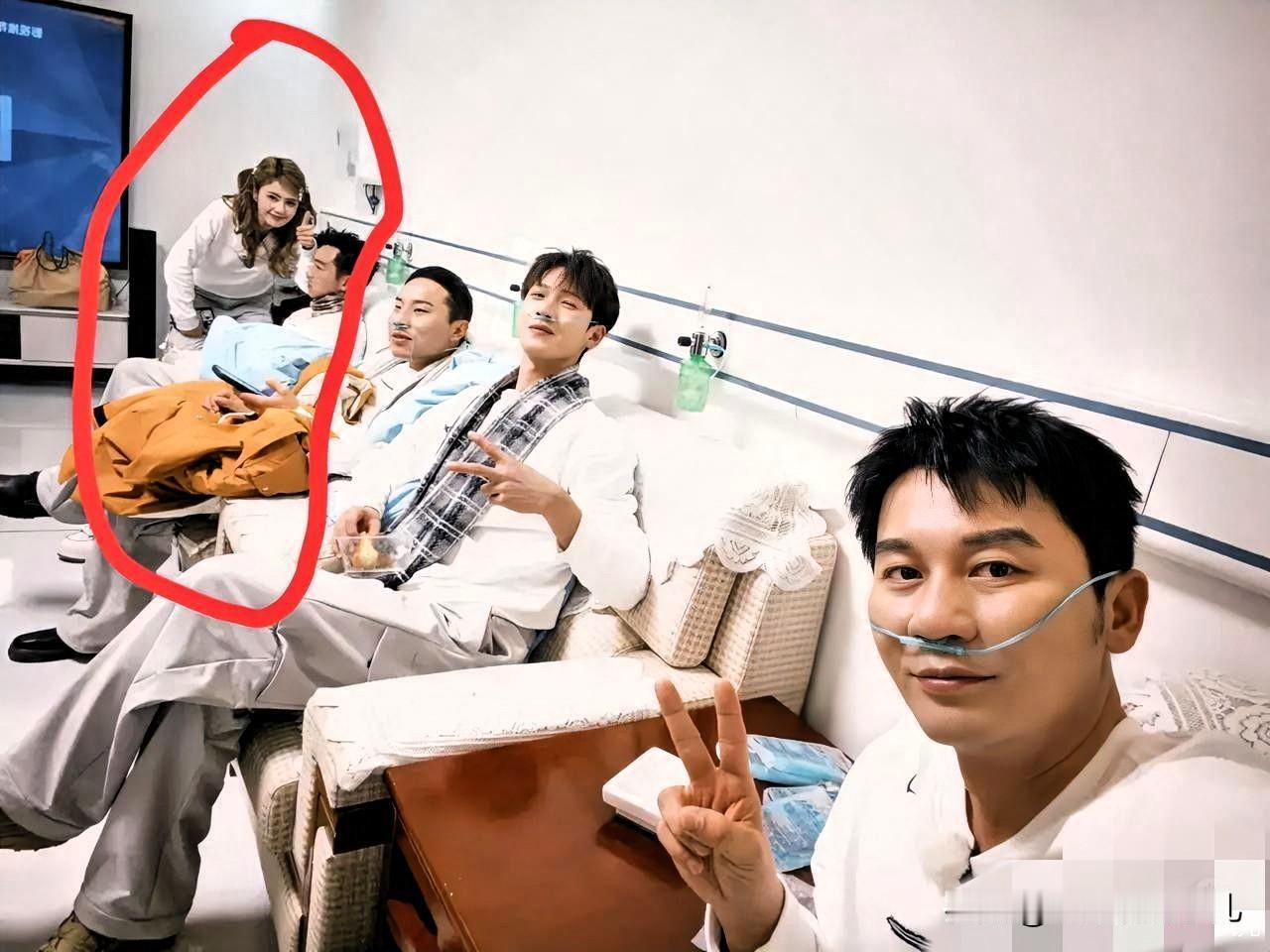 这下好了全世界都知道白鹿身体不好了！白鹿的身体素质应该算是比较差的，但是全