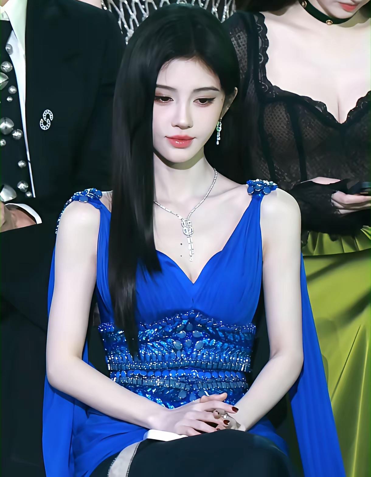 不是因为李艺彤更聪明，是因为她比较不红，身价低，走不走的无所谓。鞠婧祎跟王一博、