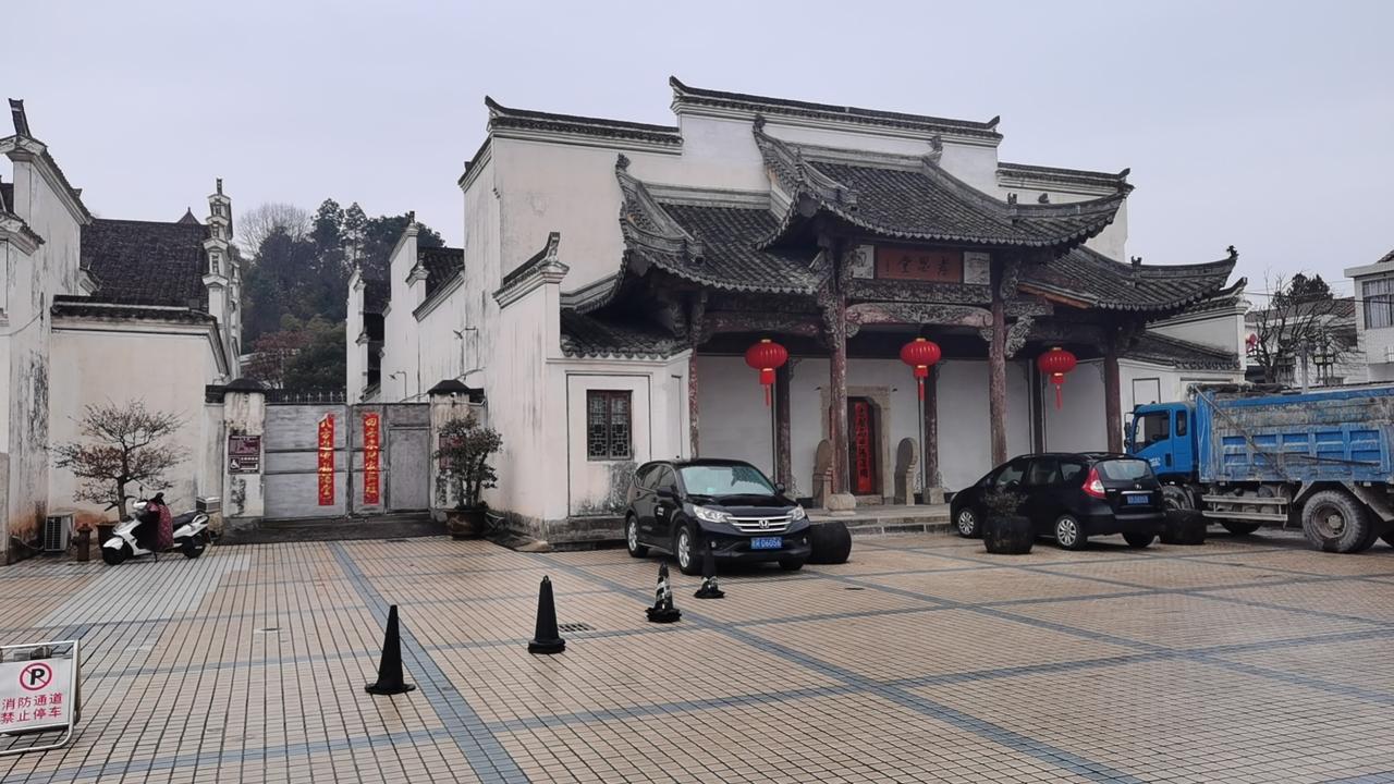 疫情期间单位发的额温枪真是让人不放心，测出来的温度从34℃到37℃的数值飘忽不定