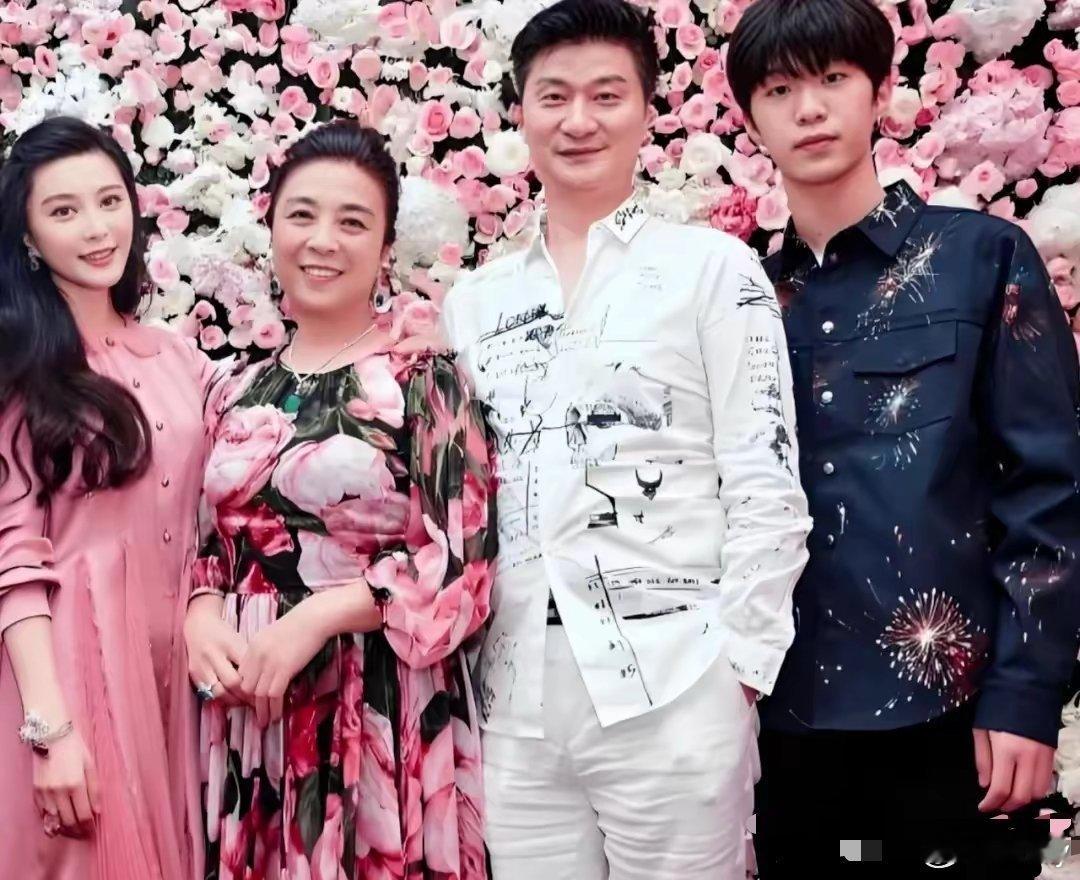 范丞丞和74岁爸爸同框，比起父子倒更像是兄弟俩，爸爸保养的很好。​​​