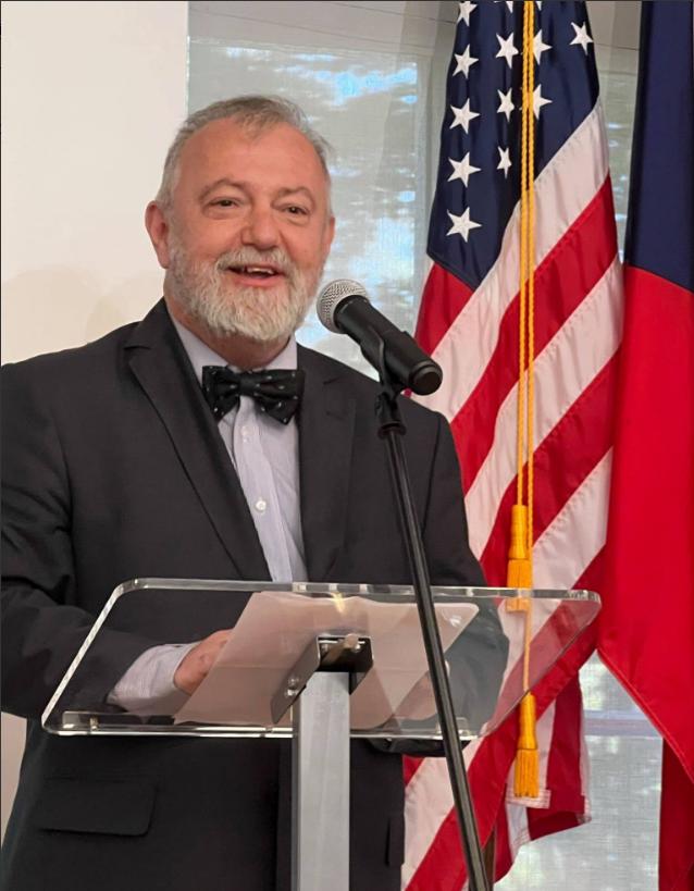 急了，捷克喊话中国当地时间1月15日，捷克新任总理巴比什的国家安全顾问克莫尼切