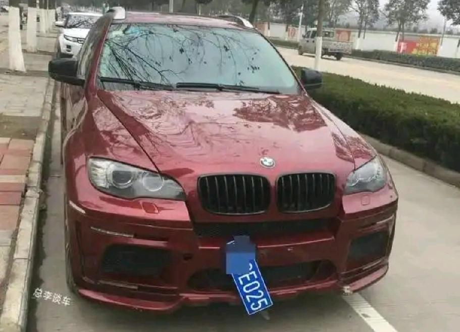 早上下楼，发现我的车牌照被人偷了，前窗的雨刷下面压着纸条，有电话号码。我的车