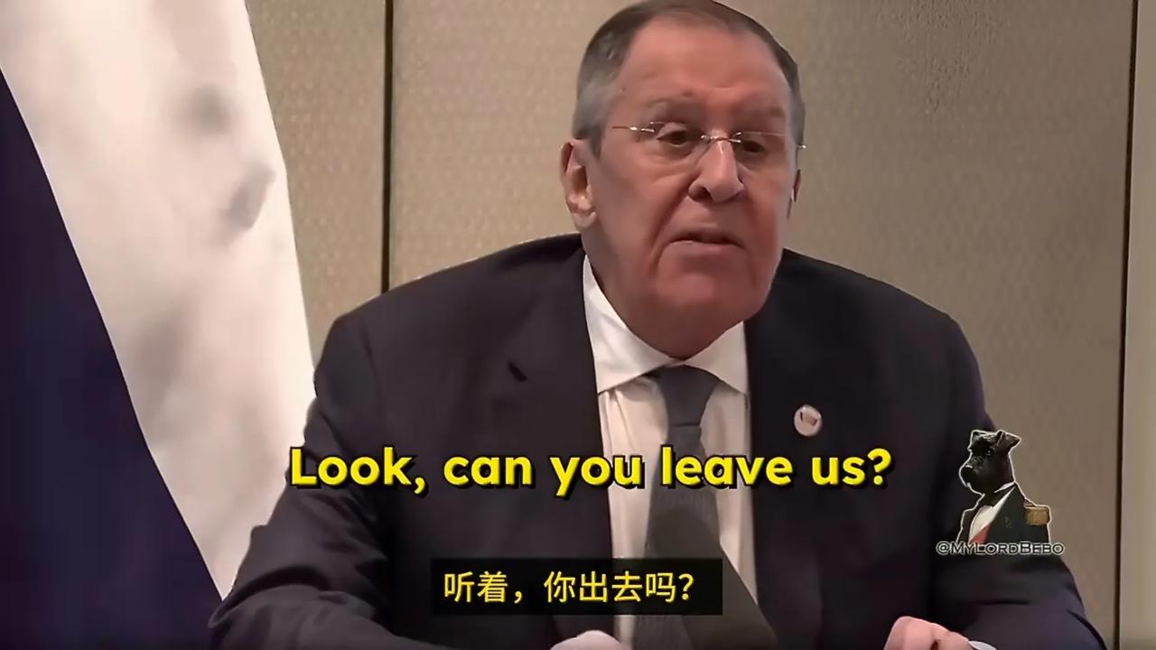 在俄罗斯外交部新闻发布会上，一位记者的手机不停打断俄罗斯外长拉夫罗夫的发言。对此