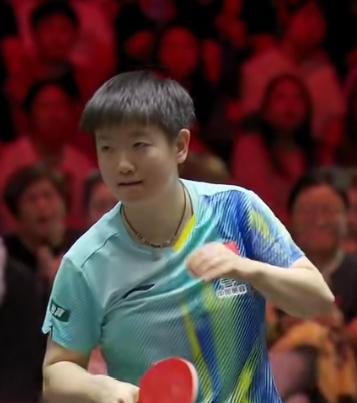 新加坡大满贯甜度直接拉满！孙颖莎一路杀进四强，球风飒爽气场全开，正手暴冲帅到封