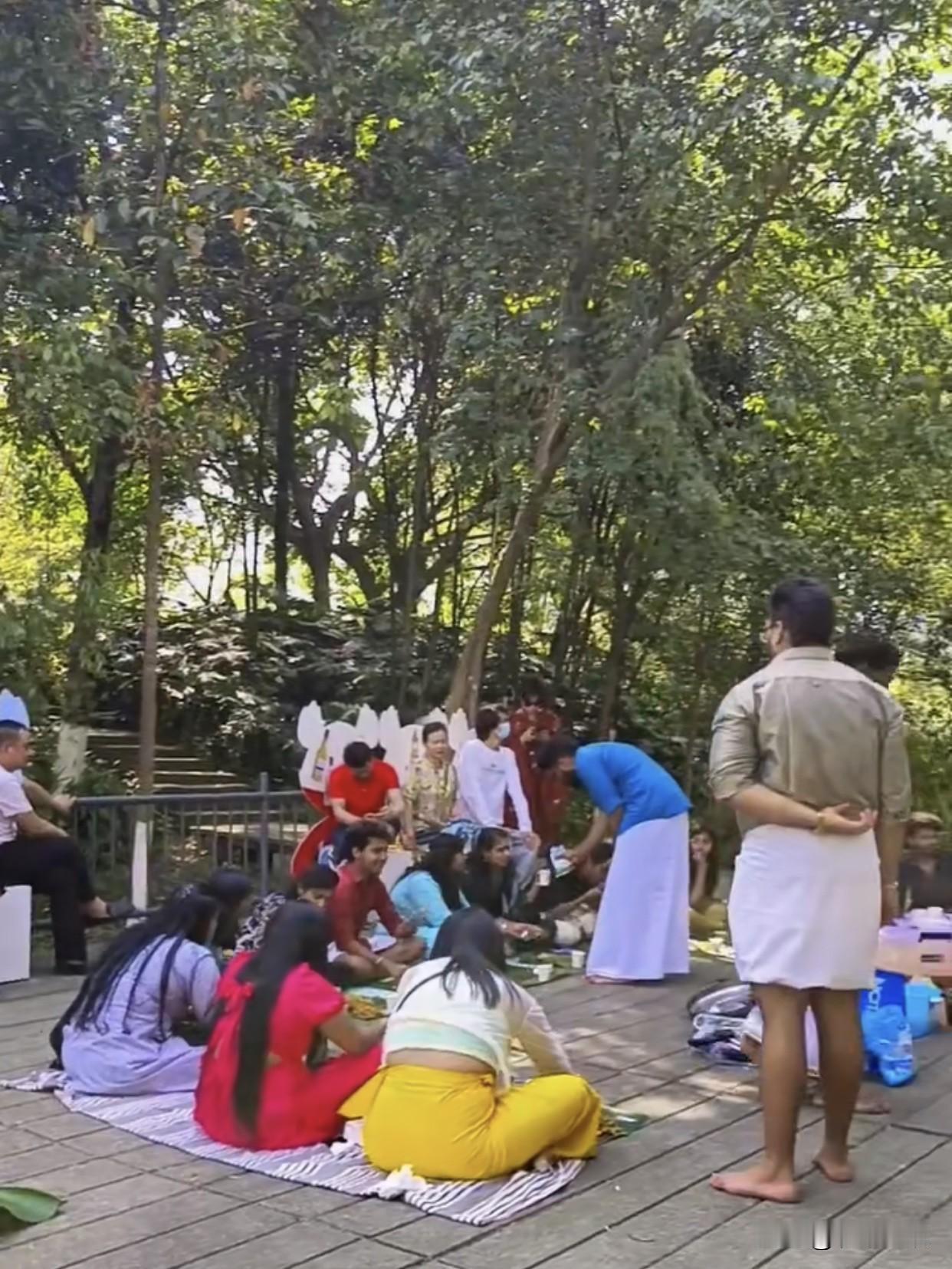一段旧视频再次引爆争议：成都南郊公园内，印度群体草坪聚餐后留下满地碗筷、咖喱汤渍