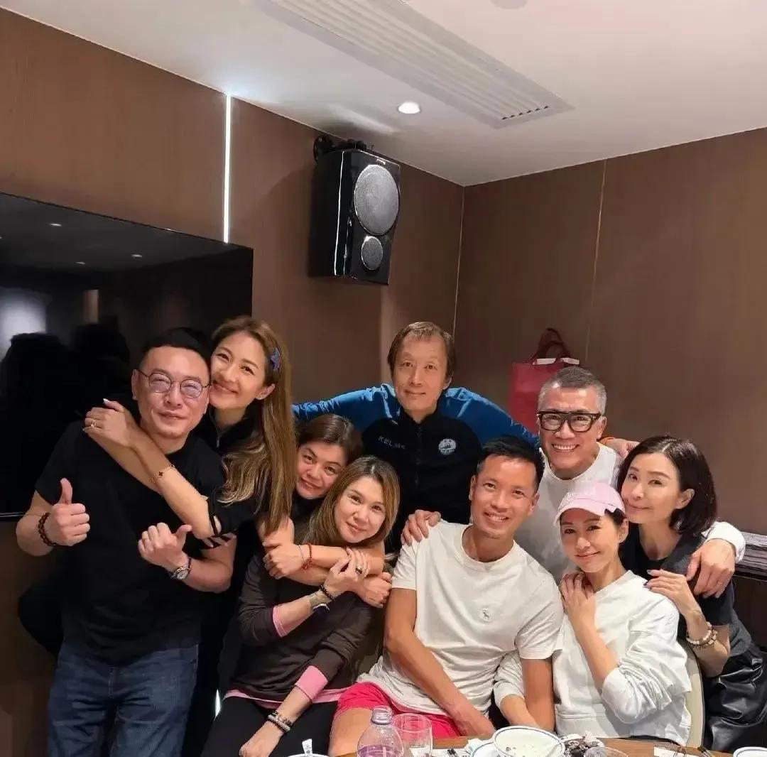 胡定欣戴顶粉色毛线帽自拍，照片一出直接冲上热搜，四十加的状态比滤镜还嫩。网友正