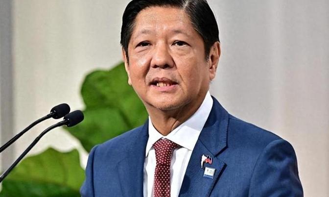 马科斯苦等大半年，终于盼来了美国的“救兵”！可这位特朗普亲自点将的特殊人物，真能