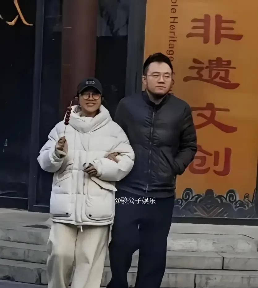 当大多数明星出行不仅墨镜遮面还前呼后拥时，巴图和博谷这对夫妻却因为“太不像明星”