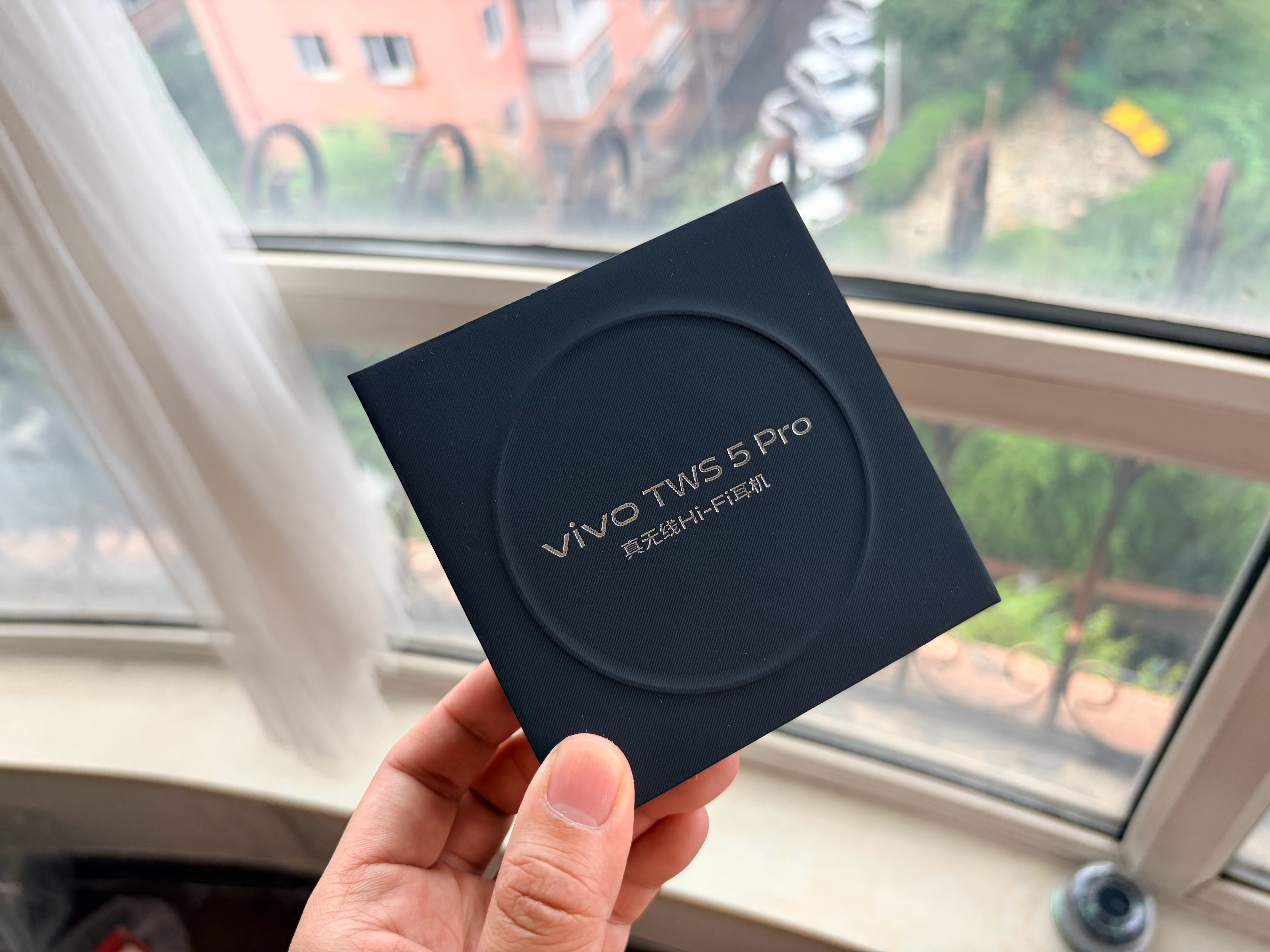 换个新耳机，vivoTWS5Pro，蓝厂的耳机一直非常HiFi，我要马上