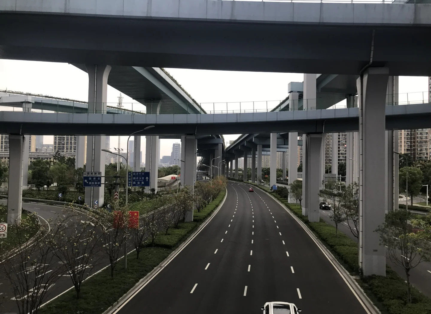 买房千万不要买挨着公园的其实最不要买靠近马路或者高架的，那是真的吵，而且从早到晚