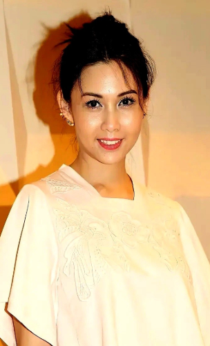 邱淑贞，一觉醒来，天塌了。不是因为女儿沈月被黑，也不是老公沈嘉伟又闹绯闻，而