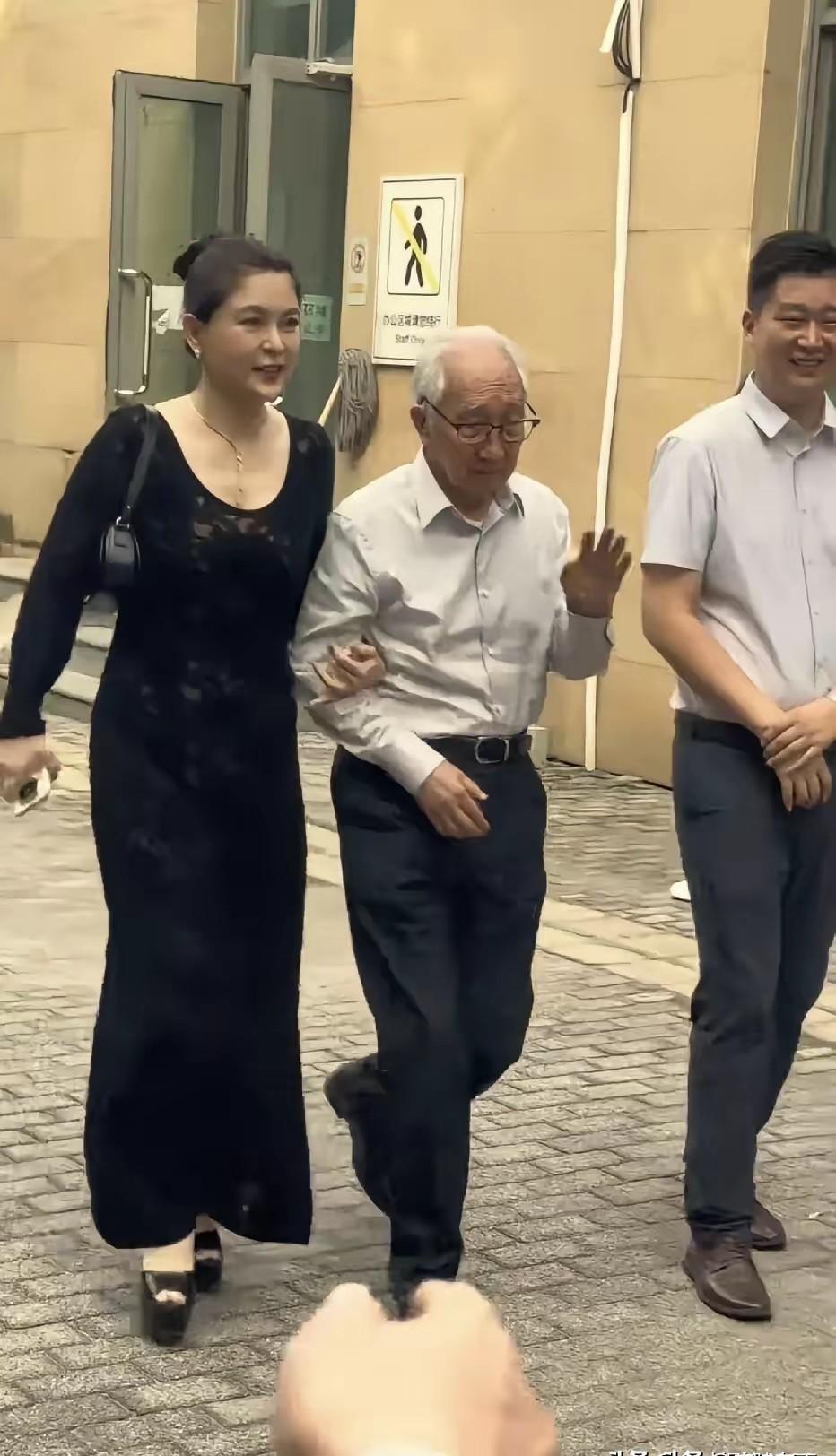 90岁的靳尚谊，身边的妻子祁艳，一头黑发，容光焕发。不知道的，还以为是他女儿。