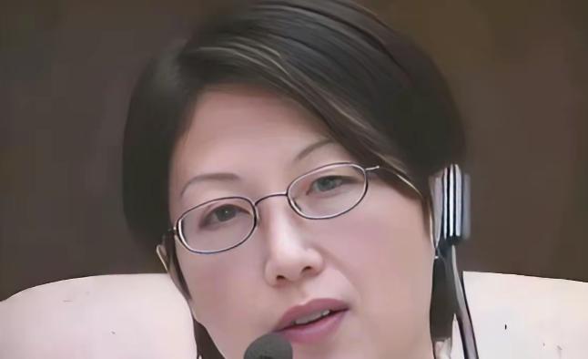 她手持美国绿卡，儿子是美国公民，借着回国探亲的由头搜集情报，隔三差五就把涉密文件