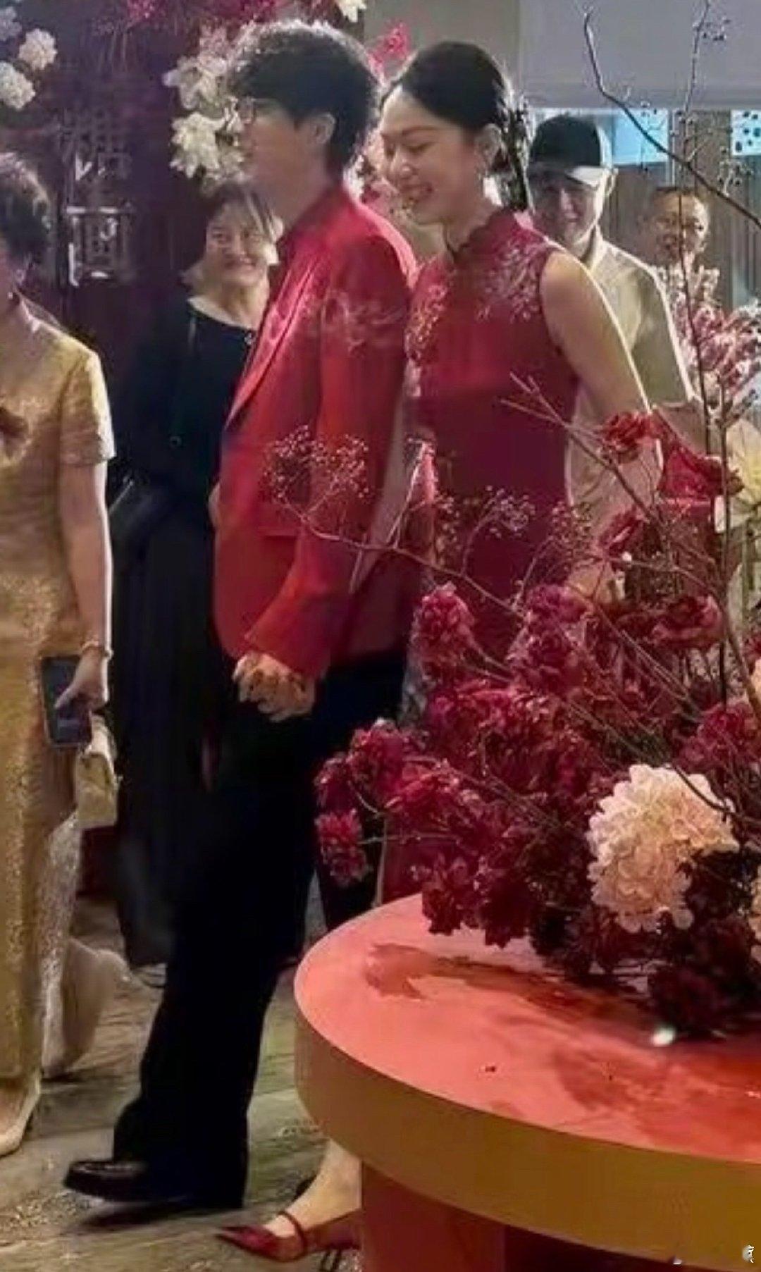 网上流出许嵩冯禧婚礼照，果然女人嫁给自己满意的男人，真的是藏不住的欢喜。一路上冯禧都是笑嘻嘻的😁各