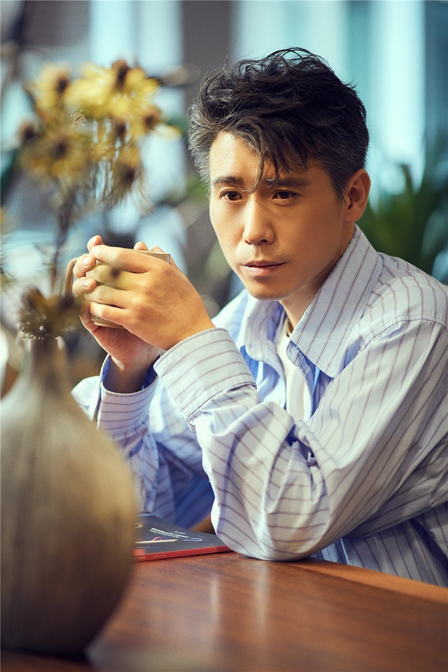 在采访中，朱媛媛说上学时，班上女生都不把李乃文当男生。有一次，一个女同学内衣背后