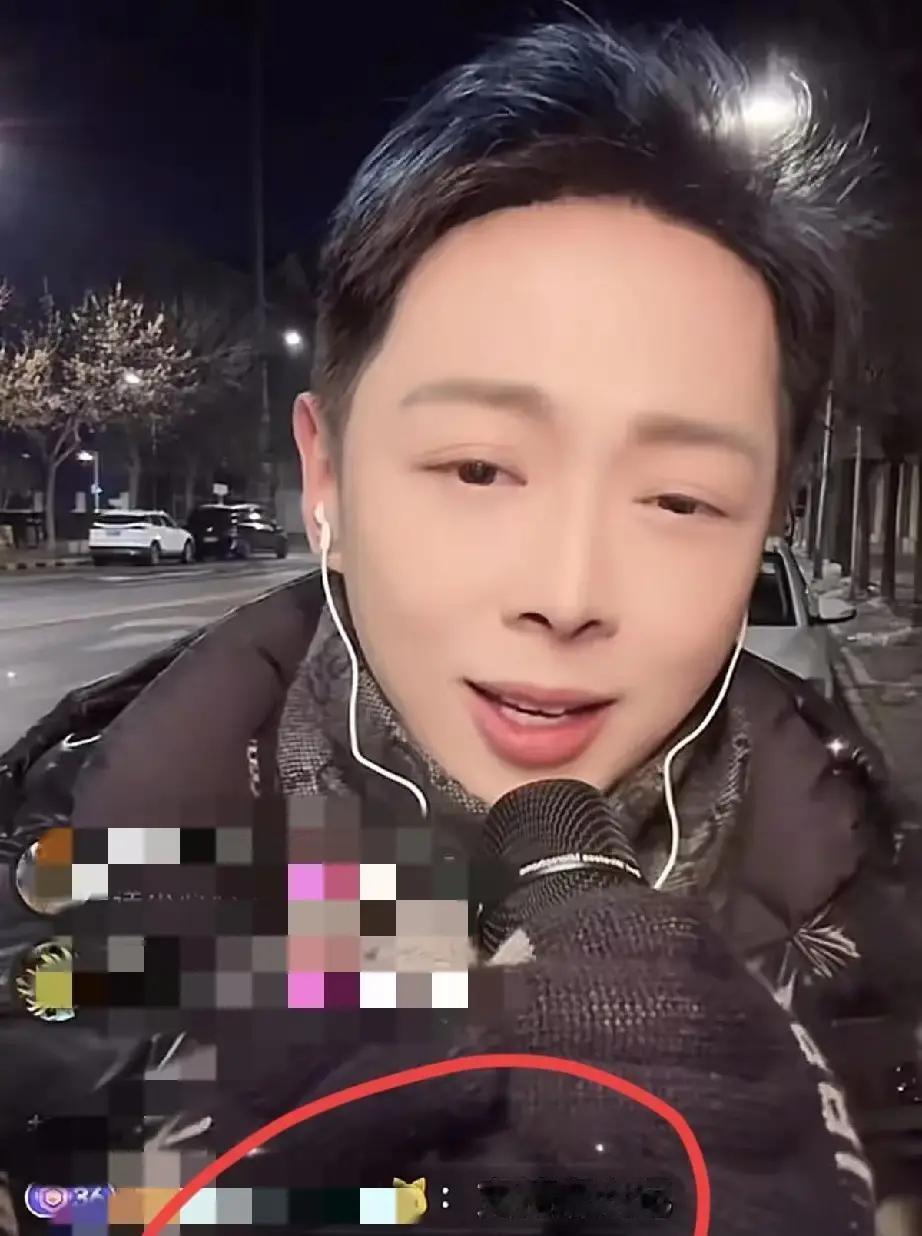 小菲凌晨刷到前员工阳阳在路灯下摆手机支架卖纸巾，嗓子沙哑还在跟弹幕唠家常，她当场