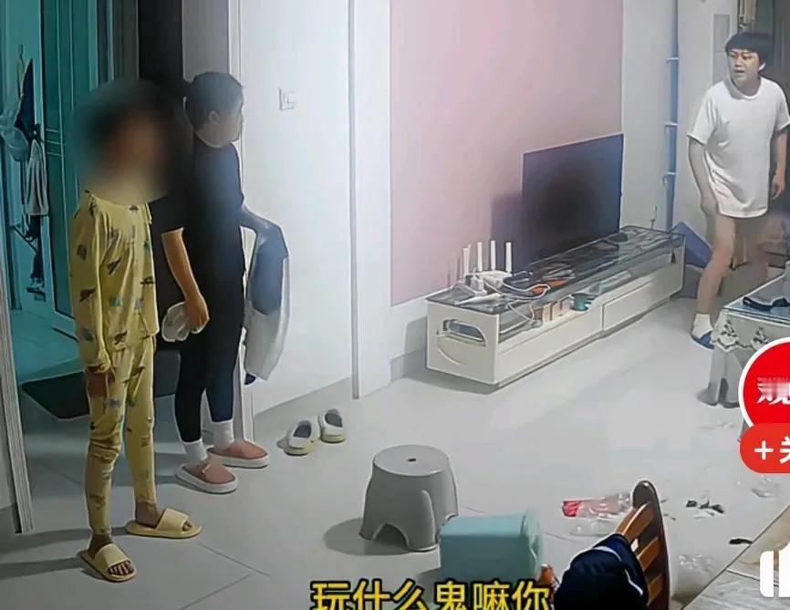 孩子生日当天，想让爸爸送生日礼物，结果爸爸突然恼火，开始砸东西，把旁边的垃圾桶