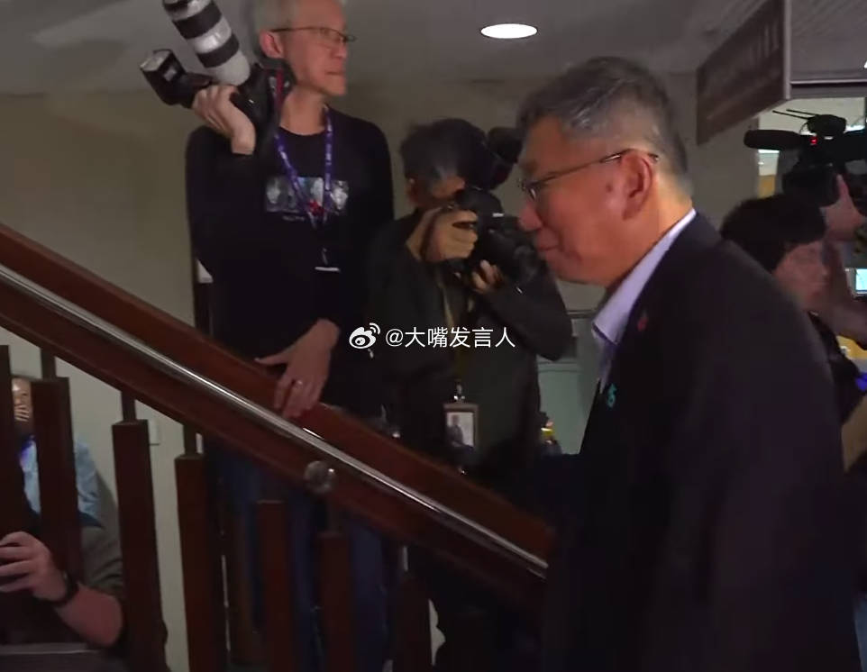 柯文哲来到法院，静等判决结果出炉，现在柯没有了以前在办公室收300万元现金(图5