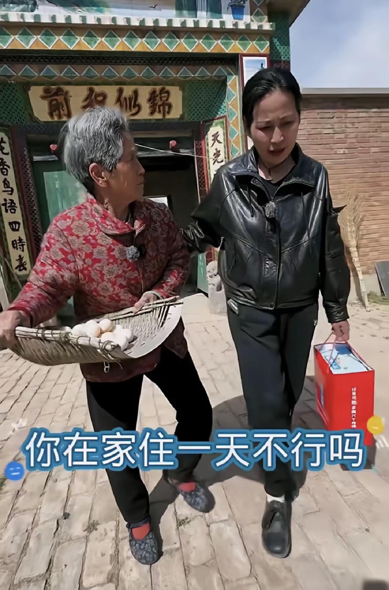 老大媳妇来看婆婆，临走时，婆婆给装满了后备箱后，又端着一簸箕鸡蛋依依不舍的问：“