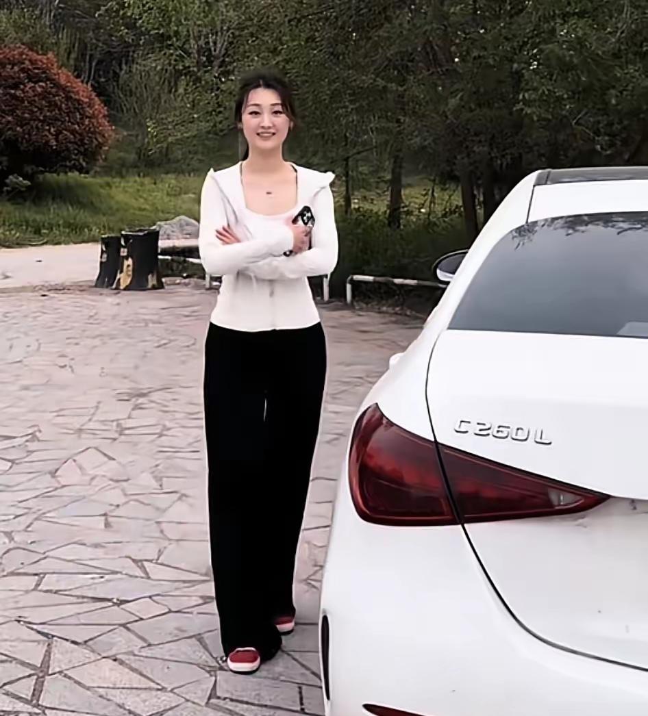 再落魄的陈亚男也比普通人强，豪车还是她的标配！黑裤子配白色上衣，尽显苗条身材，这