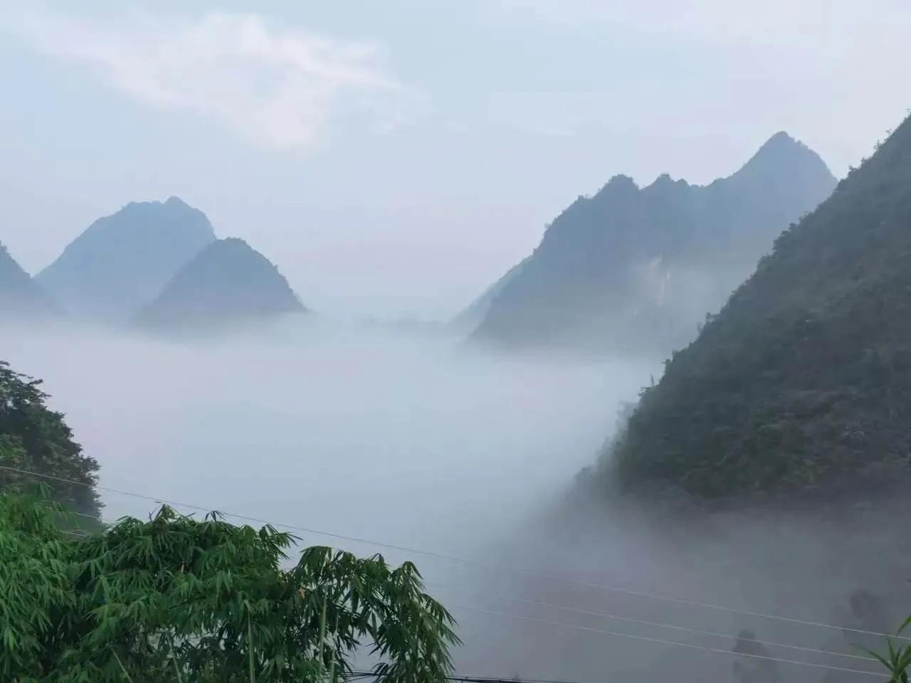 轻数鬓边年华，漫染几度人间。　　星坠野，月沉渊，凭栏肝胆诉流年，霜满鬓，泪阑干