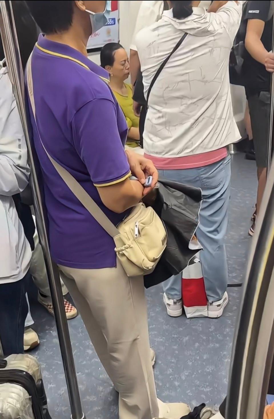 这阿姨在地铁上一直按这玩意儿是干啥的啊？​​​