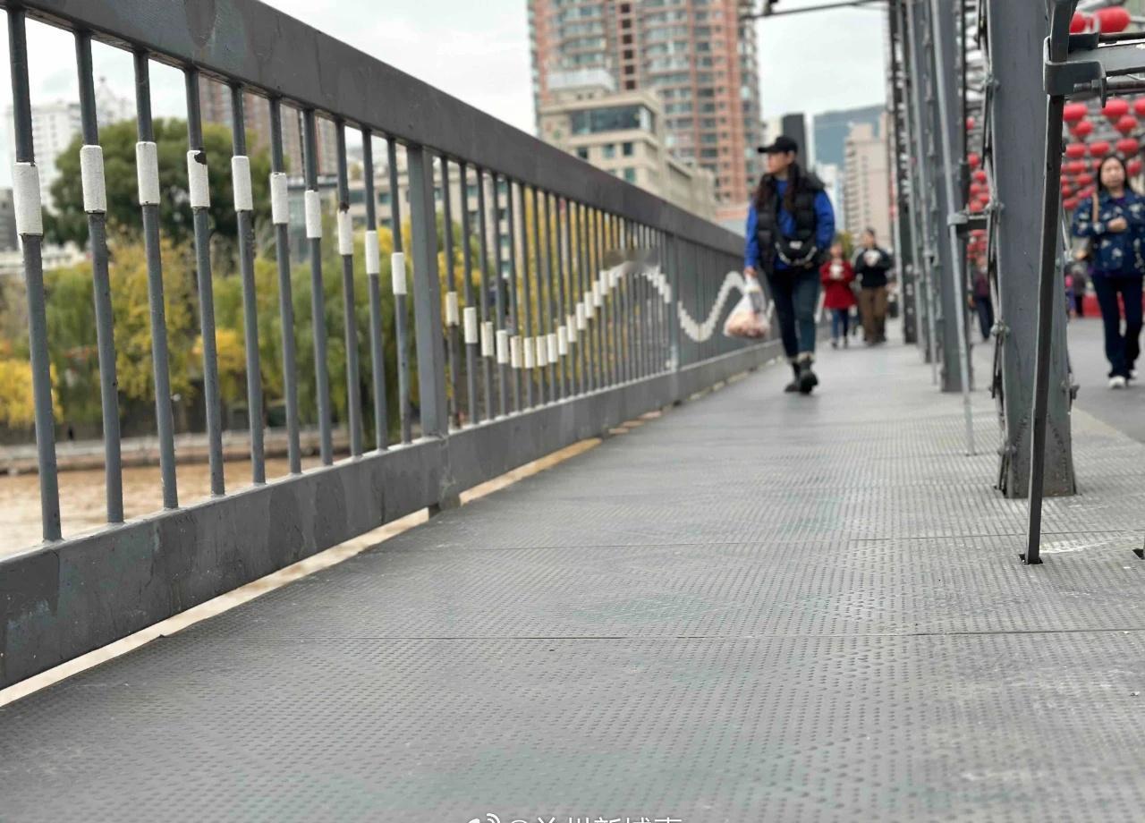 🎉兰州中山桥人行道橡胶板更换工程提前完工啦！两侧人行道已全面恢复通行～此次共