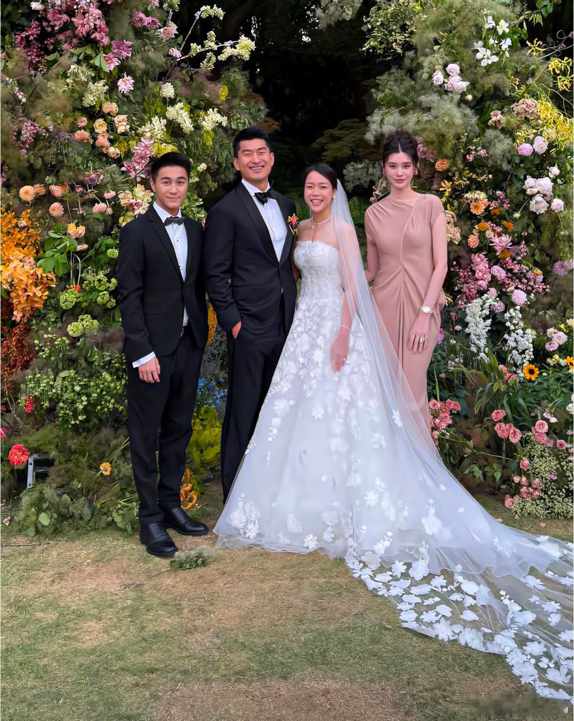 奚梦瑶何猷君参加朋友婚礼，我滴天，小明美的太夺目了​​​