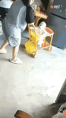 不知道这个女人是因为讨厌孩子,还是有什么毛病?总之对一个这么小的孩子,竟然这样的