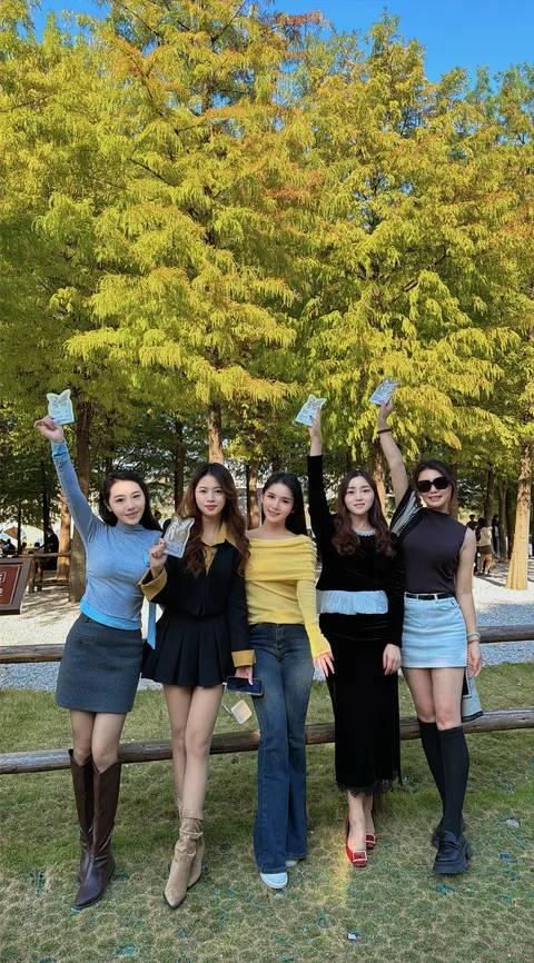 要毕业了，来个合影！女大学生穿什么裙子显瘦是不是女生瘦了穿什么都好看呀少女