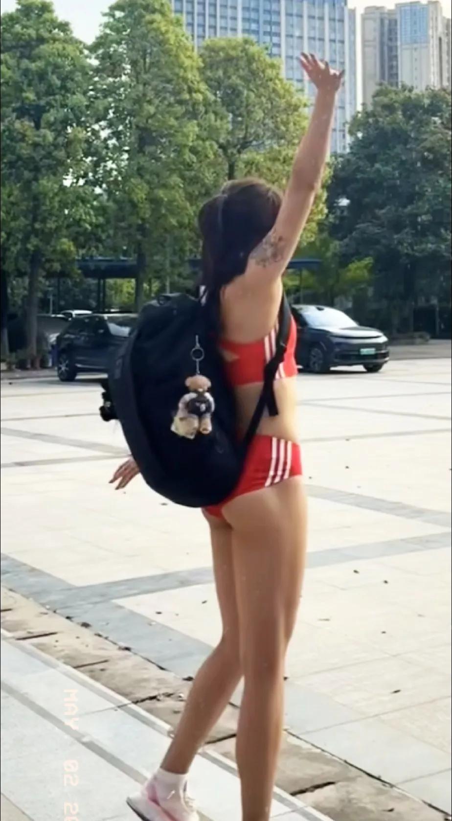 她的腿部肌肉，不是吃海参的效果[呲牙笑]诠释了什么叫真正的力与美。