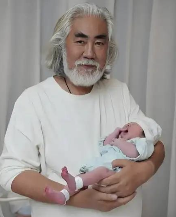 杜星霖43岁脸垮？张纪中74岁仍秀恩爱：老夫少妻的真实生活