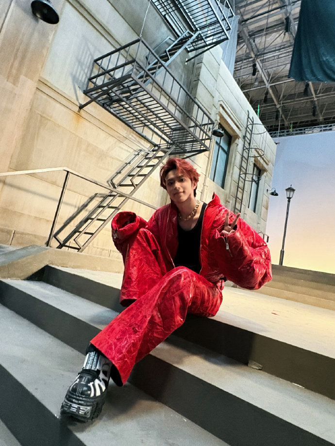 刘耀文红衣红发刘耀文眼下腮红拽感潮男刘耀文红衣红发，刘耀文眼下腮红拽感潮男，谁