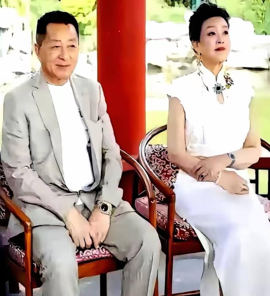 汪小菲亲爹那些事，底细都给你们扒出来了张兰在直播间或采访中，总是津津乐道地提