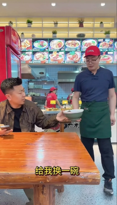 态度决定一切，加油，餐饮人！顾客在餐馆吃面，店员把面端上来后，将碗一推，说道：