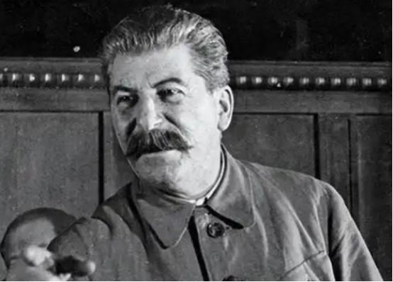 斯大林到底有多让人害怕？咱就这么说，世界上从来没有一个领袖，能像斯大林那样，对自