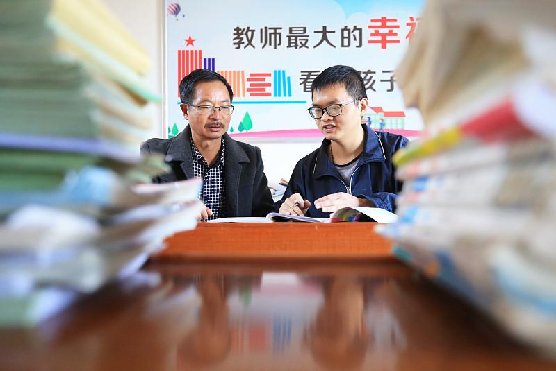 职称工资差距，真的该管管了同带一个班，同教一门课，每周课时一样，早晚自习一样