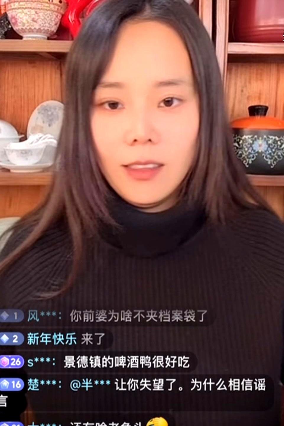 熊磊又开播了。黑子刷“鱼老头是谁”，她直接甩话：“我现在单身，找老头也合法