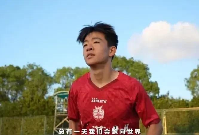 比亚迪是不是疯了？没有赞助中国国家队，居然赞助董路老师的青训项目“足球小将”。这
