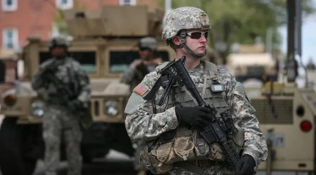 航母堵在波斯湾，哈梅内伊连眼皮都没眨一下。但今天凌晨，几百名美军连夜撤出卡塔尔和