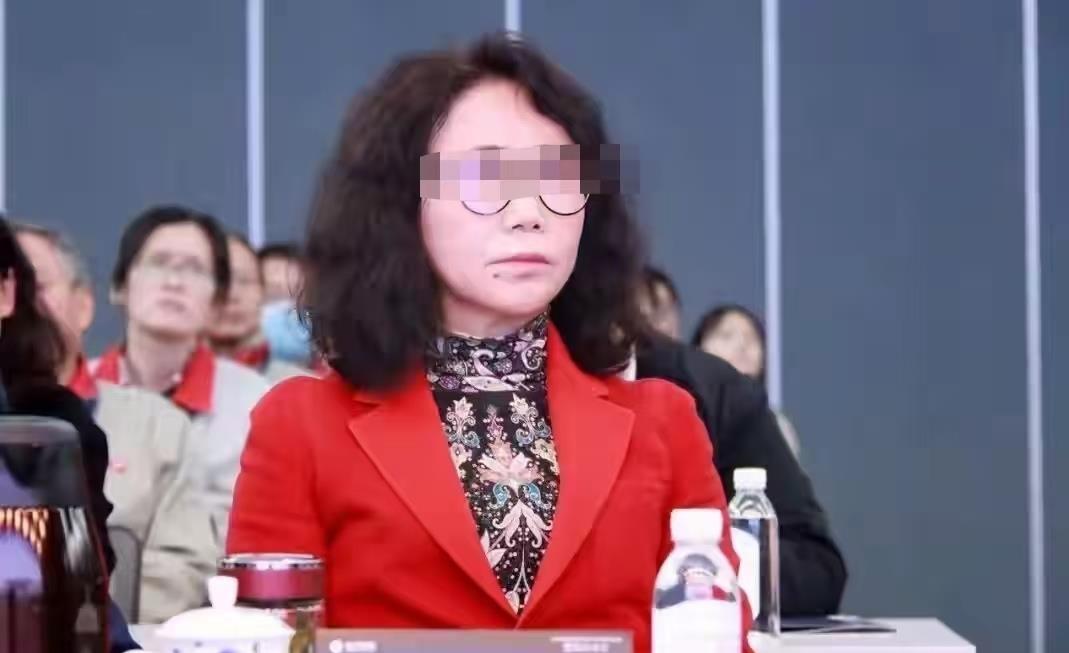 江苏常州，一上市公司女老板身家200亿，手握数十亿现金流，却在上市冲刺期批量羞辱
