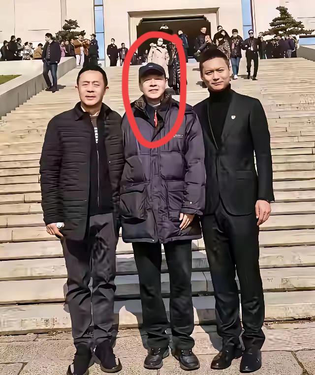 中间这位大佬是谁？